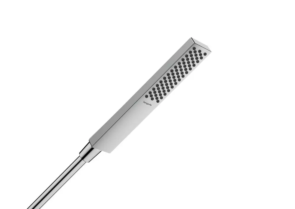 Kupferne Handbrause von Hansgrohe mit rechteckigem Kopf und punktförmigen Düsen für den Wasserstrahl, an einem schlanken, verchromten Schlauch befestigt.